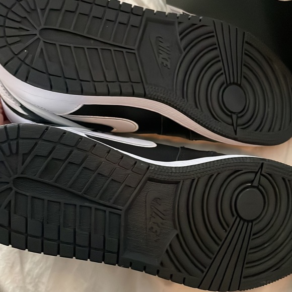 Jordan's Hi Flyease NEVER WORN - Picture 5 of 5